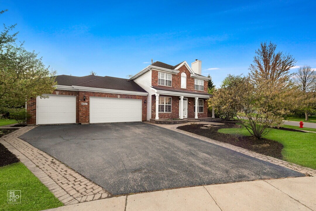 4911 Princeton Ln in Lake In The Hills, IL - Building Photo