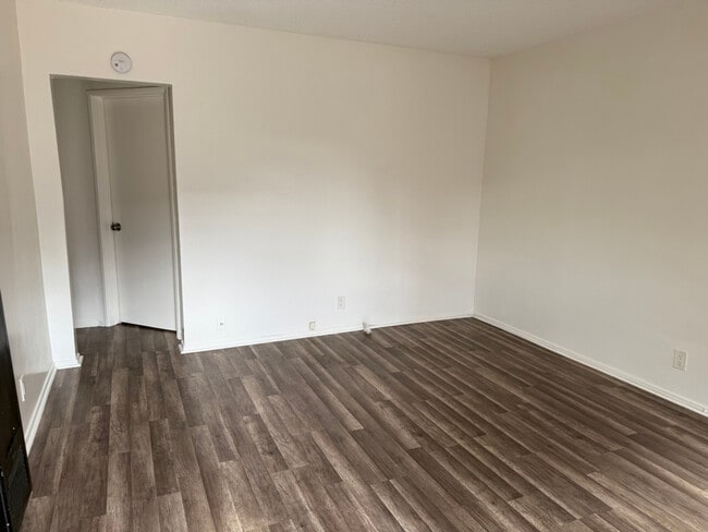 1070 Gardenia Ave in Long Beach, CA - Building Photo - Building Photo