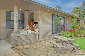 5438 Briarbend Dr in Houston, TX - Building Photo - Building Photo