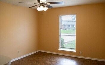 4826 Redfish Reef Dr in Bacliff, TX - Building Photo - Building Photo