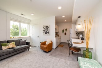Larimore Senior Residences in Omaha, NE - Foto de edificio - Interior Photo
