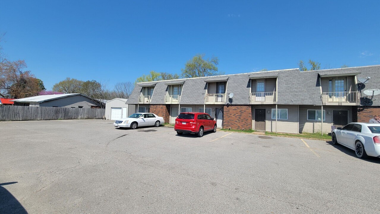 3221 Air Base Rd in Newport, AR - Building Photo