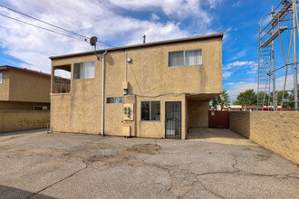 14530 Bellflower Blvd in Bellflower, CA - Building Photo - Building Photo