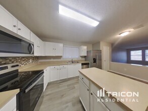2422 Meadowgate Ln in Lancaster, TX - Foto de edificio - Building Photo