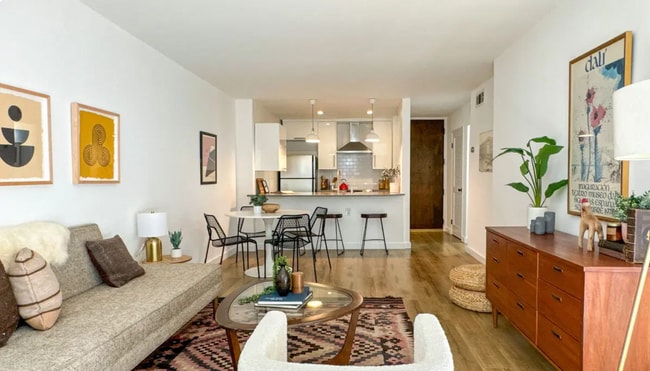 property at 532 N Rossmore Ave