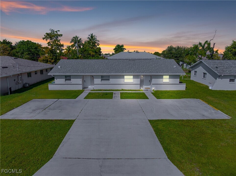 1722 SW Santa Barbara Pl in Cape Coral, FL - Building Photo