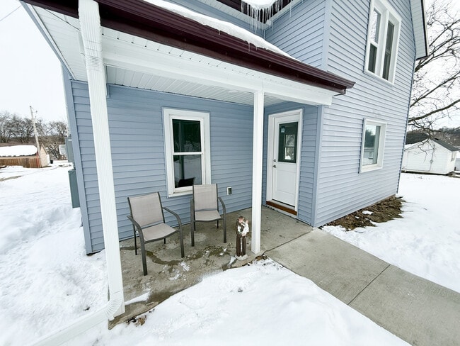 602 Grove St in Decorah, IA - Foto de edificio - Building Photo