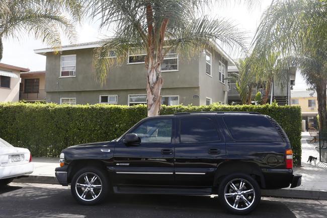 20554 Hartland St in Winnetka, CA - Foto de edificio - Building Photo