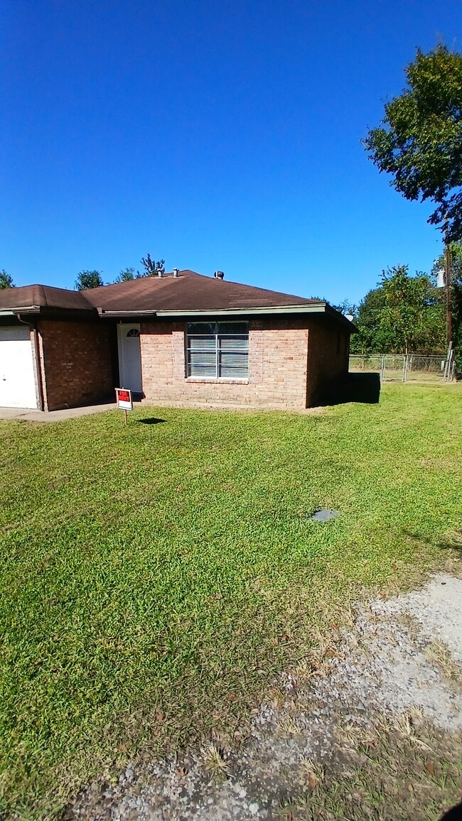 property at 23 Parkland Cir