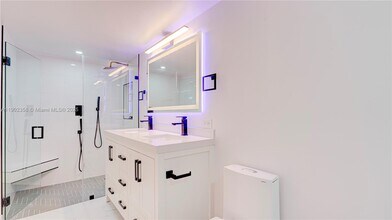 933 NE 24th Ave in Hallandale Beach, FL - Building Photo - Building Photo