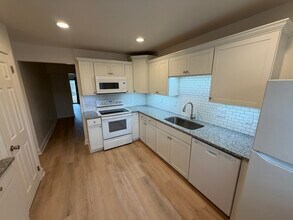 1005 Willow Green Dr in Newport News, VA - Foto de edificio - Building Photo