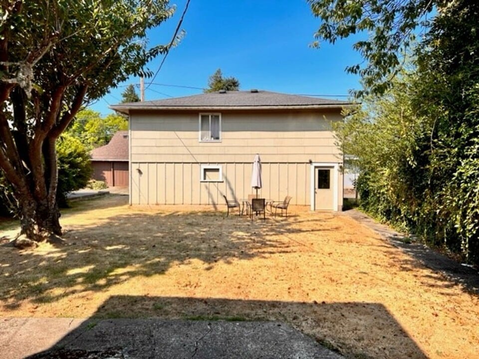 933 S 4th St in Coos Bay, OR - Building Photo