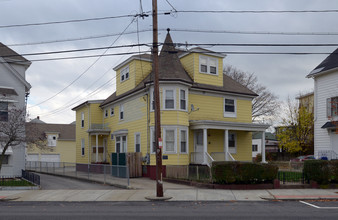 585 Broadway in Pawtucket, RI - Building Photo - Building Photo