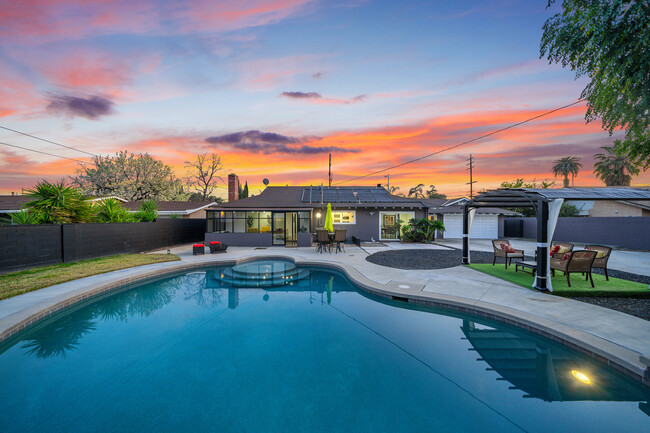 22349 Vanowen St in Canoga Park, CA - Foto de edificio - Building Photo