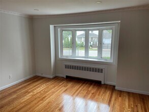 182 2nd St in Hicksville, NY - Foto de edificio - Building Photo