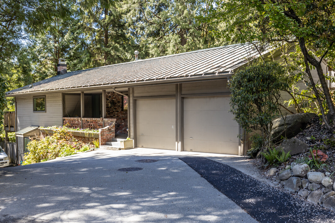 Cedar Crescent Place in North Vancouver, BC - Building Photo