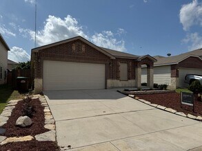 8934 Oakwood Park in San Antonio, TX - Building Photo - Building Photo