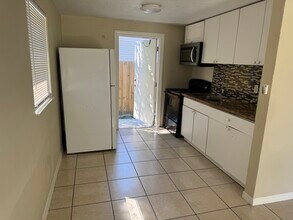 2495 Bayside St, Unit B in Naples, FL - Building Photo - Building Photo