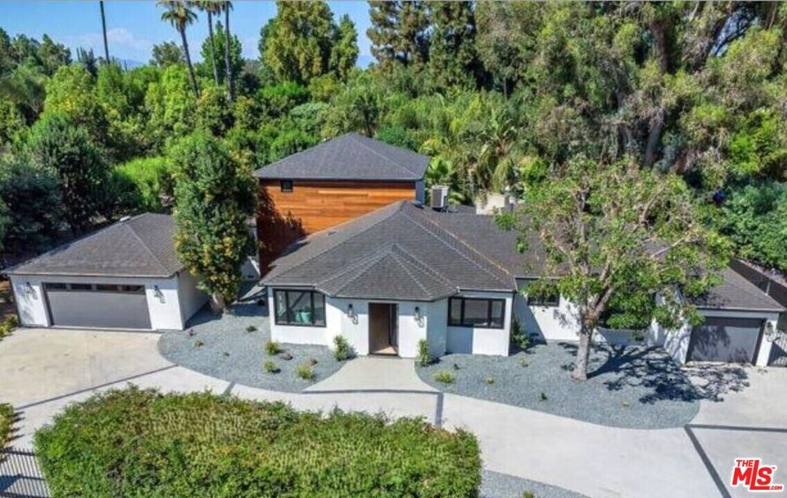 19061 Wells Dr in Los Angeles, CA - Building Photo