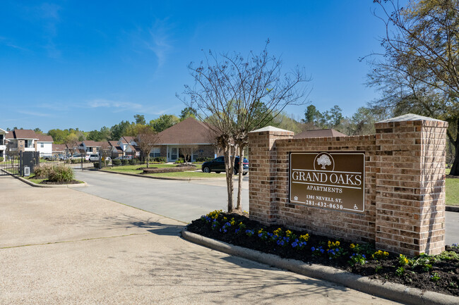 Grand Oaks Apartments photo'