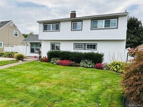 86 Shepherd Ln in Levittown, NY - Building Photo - Building Photo