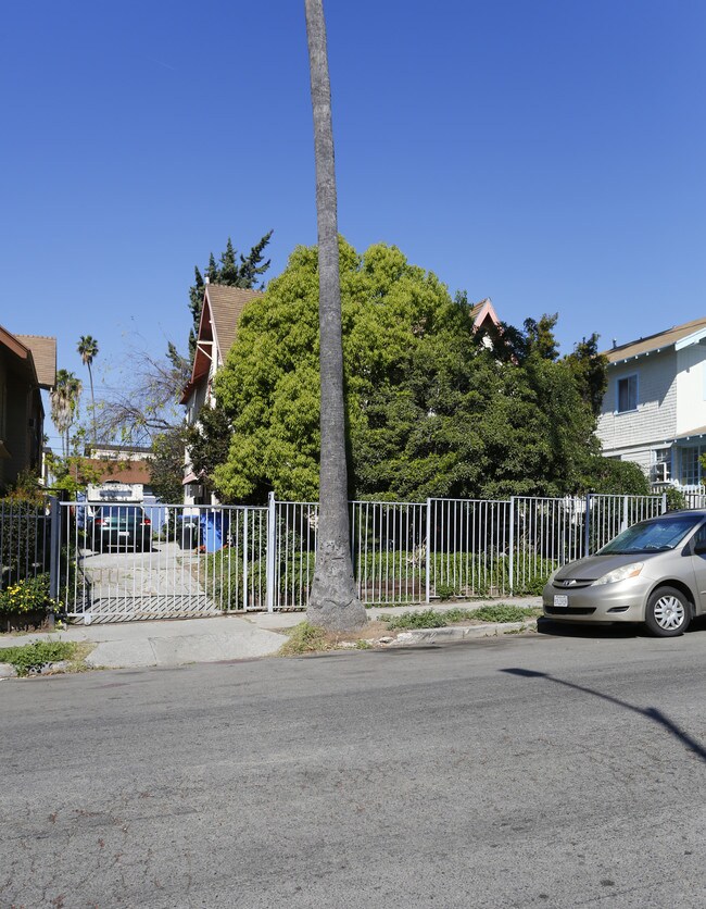 931 S Kenmore Ave in Los Angeles, CA - Foto de edificio - Building Photo