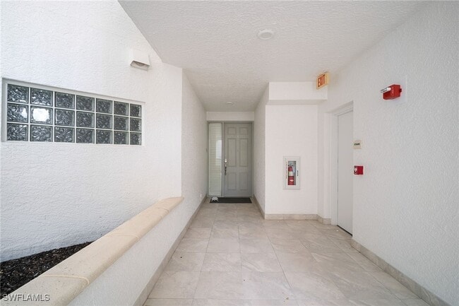 300 Dunes Blvd in Naples, FL - Building Photo - Building Photo