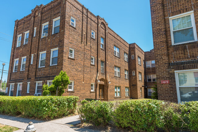 7006 Detroit Apartments & Lakewood Area in Cleveland, OH - Foto de edificio - Building Photo