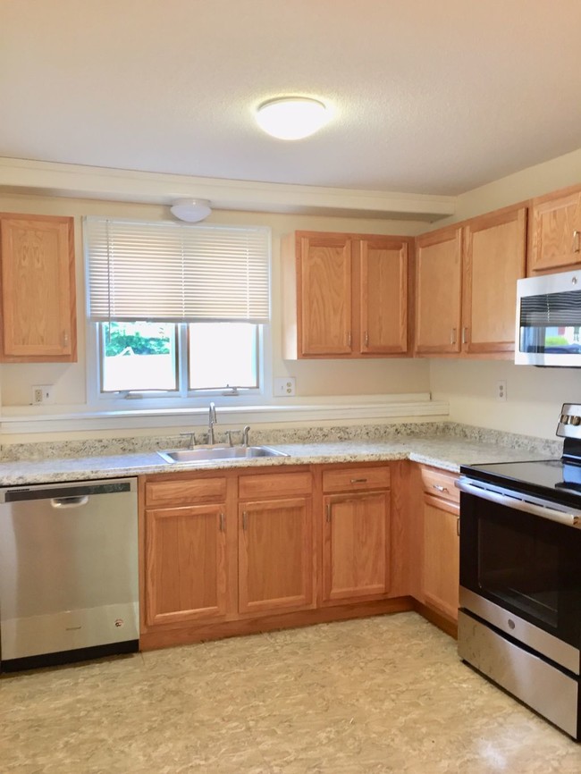 136 Riviera Dr in Agawam, MA - Building Photo - Building Photo