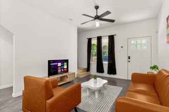 1835 Dawson St, Unit 102 in San Antonio, TX - Foto de edificio - Building Photo