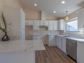 6420 E Tropicana Ave in Las Vegas, NV - Building Photo - Building Photo