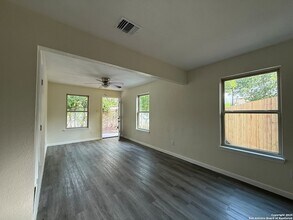 1927 W Mayfield Blvd, Unit 509 in San Antonio, TX - Building Photo - Building Photo