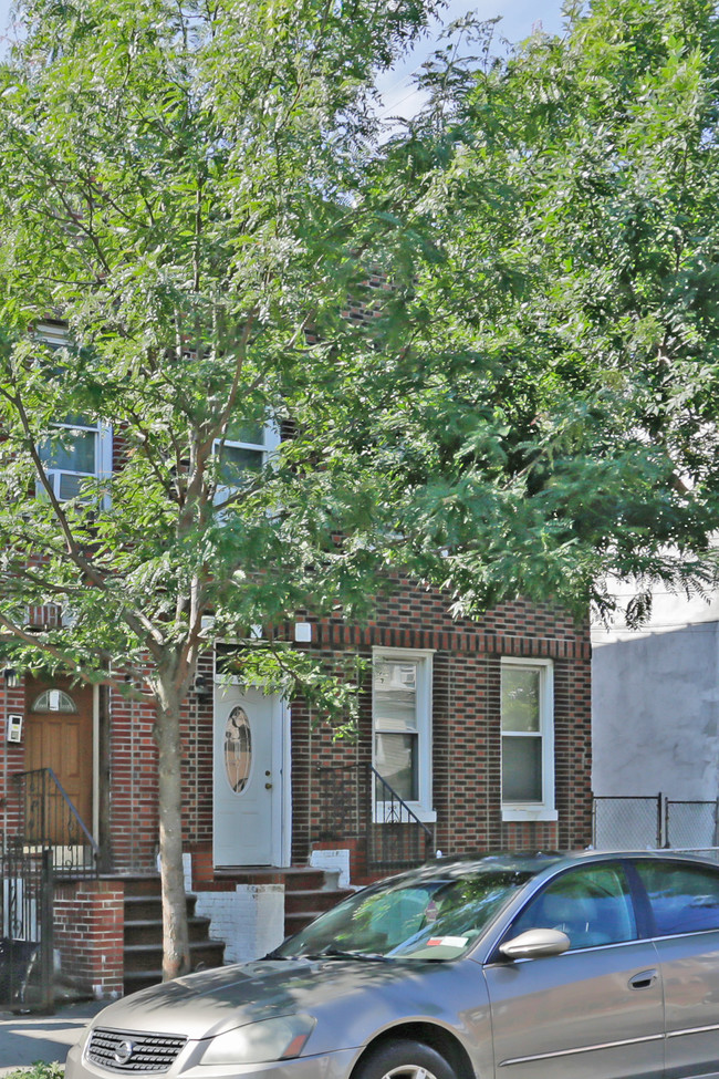 10858 38th Ave in Corona, NY - Foto de edificio - Building Photo
