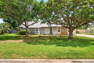 622 Valley Forge Rd N in Neptune Beach, FL - Building Photo