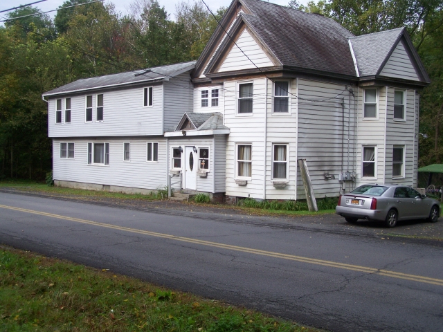 83 Haughney Rd in Troy, NY - Building Photo