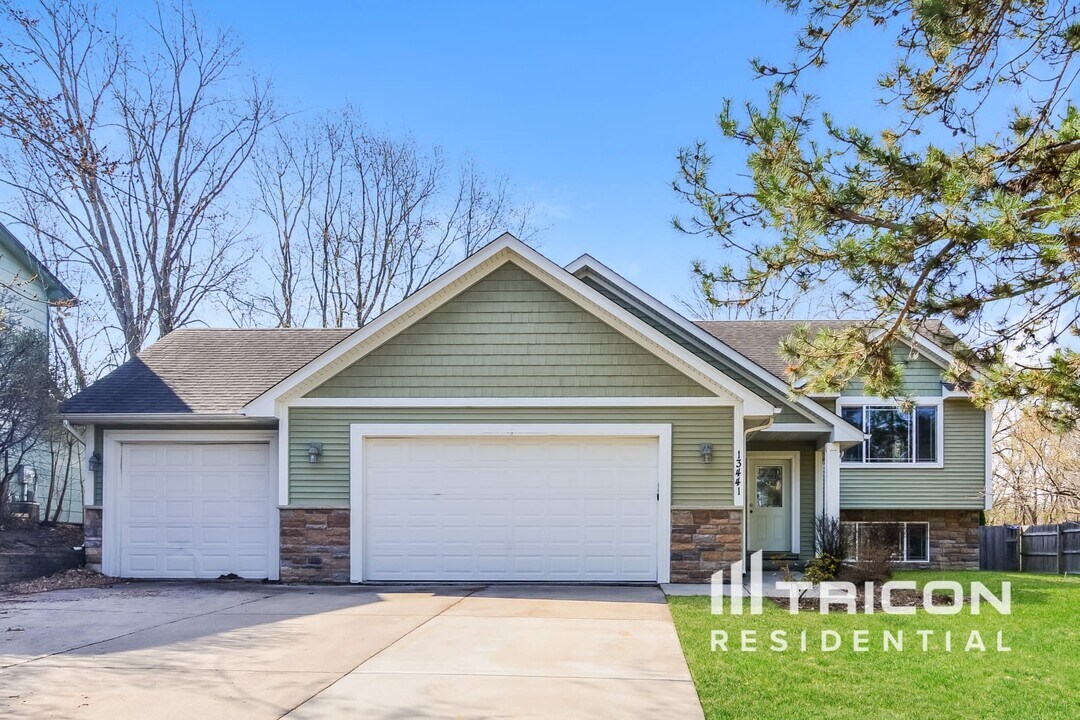 13441 94th Ave N in Maple Grove, MN - Building Photo