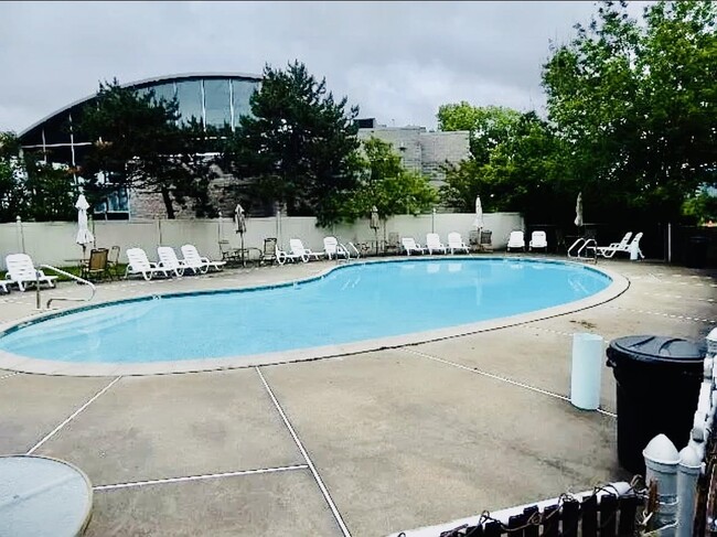 15 Green Valley Ct in Secaucus, NJ - Building Photo - Building Photo