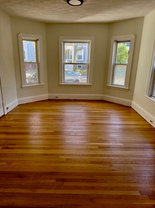 36 Willow Ave, Unit First Floor in Somerville, MA - Building Photo - Building Photo