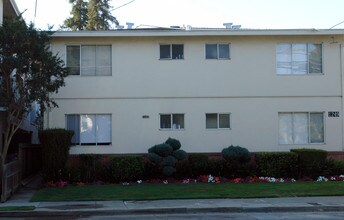 1249-1265 Oak Grove Ave in Burlingame, CA - Foto de edificio - Building Photo