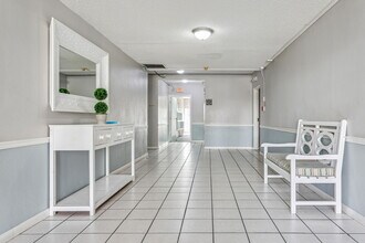 4606 W Gray St, Unit #105 in Tampa, FL - Building Photo - Building Photo