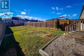 33 Fairgrounds Dr in Hamilton, ON - Building Photo - Building Photo