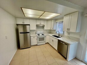 318-320 Hillside Ct in Vista, CA - Building Photo - Building Photo