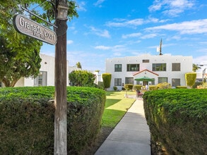 954 C Ave in Coronado, CA - Foto de edificio - Building Photo