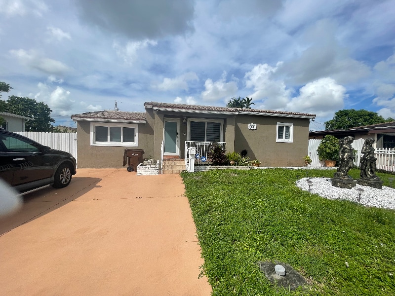 55-W55 W 55th St in Hialeah, FL - Building Photo