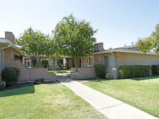 4540 E Sierra Madre Ave in Fresno, CA - Foto de edificio - Building Photo