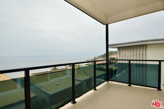 18069 Coastline Dr in Malibu, CA - Building Photo - Building Photo