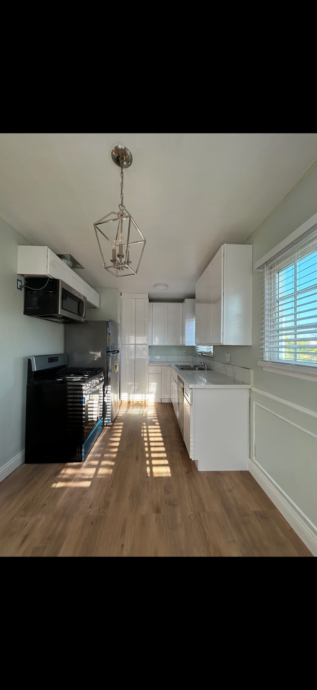 7039 W Manchester Ave, Unit 7039 in Los Angeles, CA - Building Photo - Building Photo
