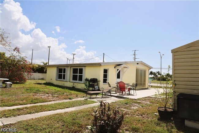 21380 Edgewater Dr in Port Charlotte, FL - Building Photo - Building Photo