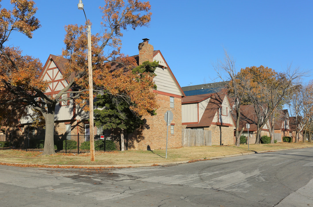 5147 E 47th Pl in Tulsa, OK - Building Photo