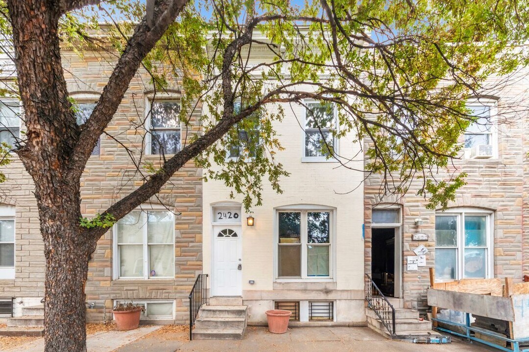 2420 E Madison St in Baltimore, MD - Building Photo
